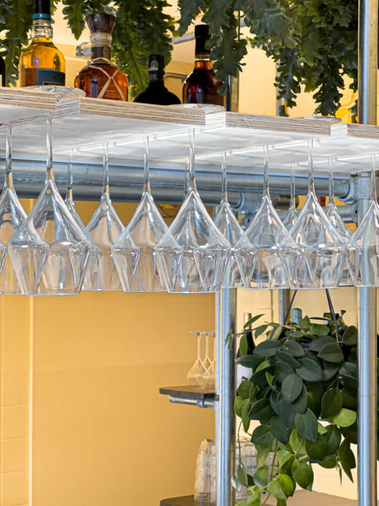 hoxar architecture hospitality restaurant low budget display