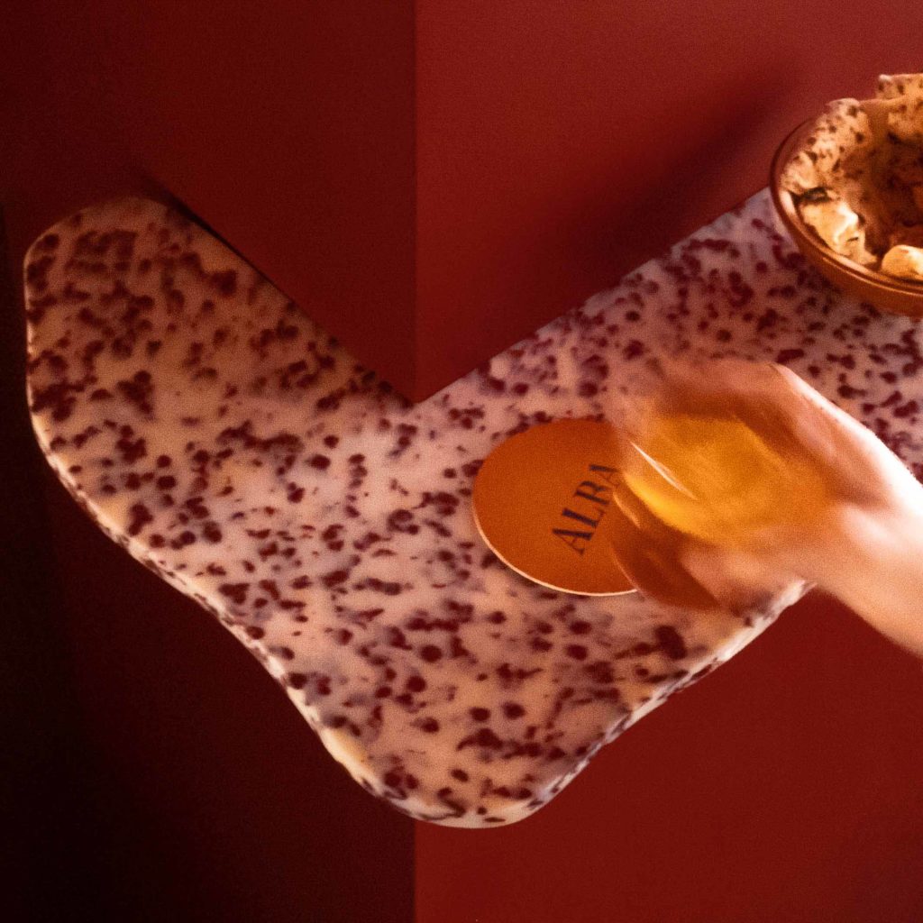 Design with sustainable plastic elements in HOXAR STUDIO's pizzeria restaurant.